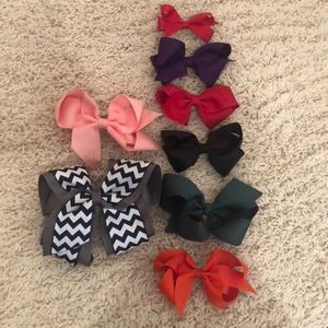 Pack of 8 clip hair bows.